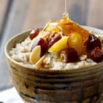 This Orange and Date Oatmeal recipe is quick, delicious and healthy! Sweet and crunchy, it's an easy breakfast or even mid morning snack!