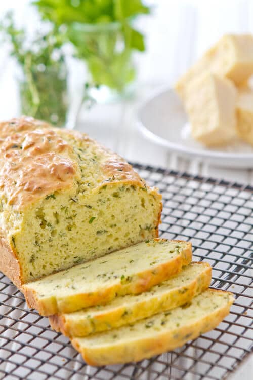 This easy vegetarian appetizer Cheese and Herb Quick Bread or cake sale in french is full of fresh herbs, cheese and fruity olive oil. Perfect for parties!