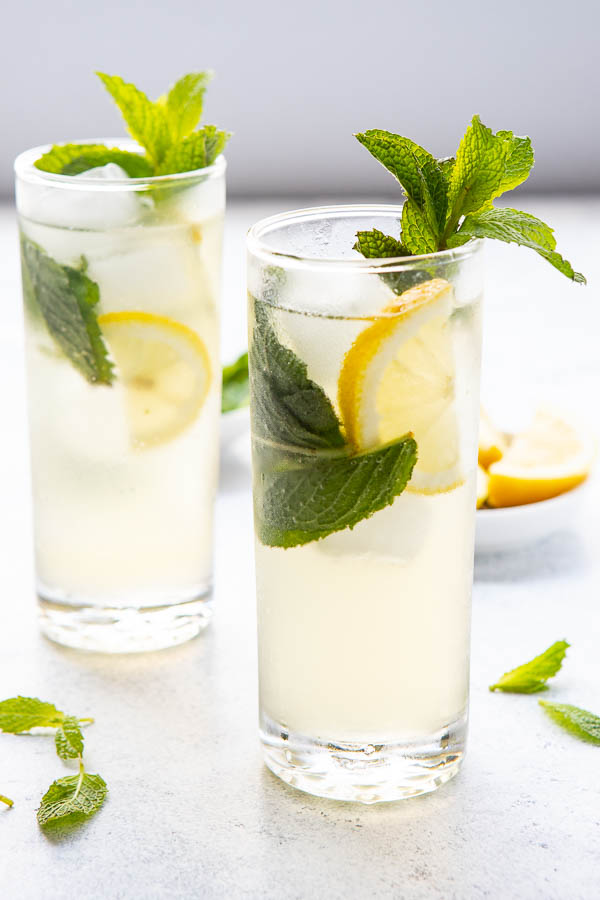 two glasses with gin and ginger ale cocktail. 